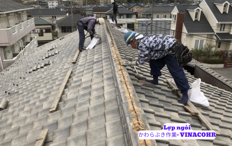Công việc lát lại sườn ngói Nhật Bản